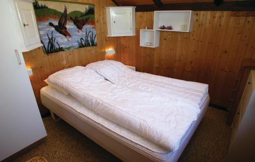 博利尔马克2 Bedroom Lovely Home In Rm的木墙客房的一张床位