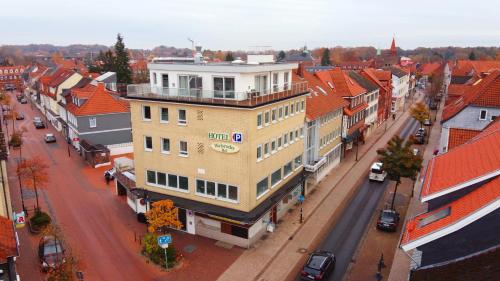 瓦尔斯罗德Hotel Walsroder Hof的城市的顶部景观,建筑
