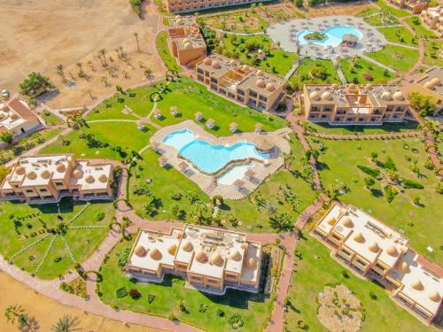 Abū GhuşūnWadi Lahmy Azur Resort - Soft All-Inclusive的享有带游泳池的度假村的空中景致