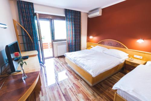SemičHOTEL SMUK的酒店客房设有床和窗户。
