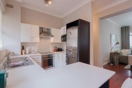 约翰内斯堡Modern Apartment in Rosebank的厨房配有冰箱和台面