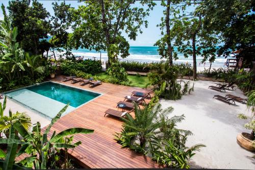 坎布里Flat Pitanga的一个带躺椅的室外游泳池和海滩