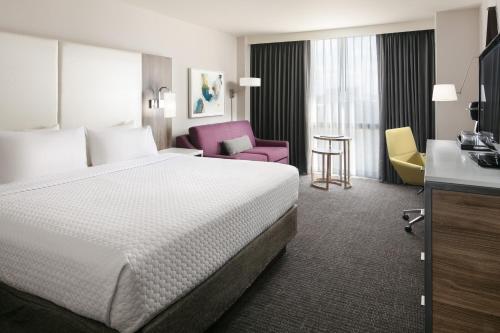 Crowne Plaza Dallas Love Field - Med Area, an IHG Hotel客房内的一张或多张床位