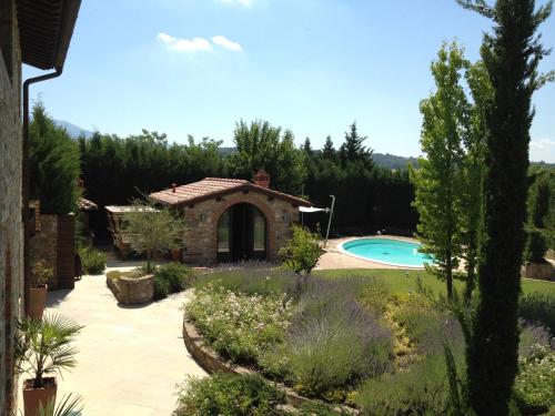 里尼亚诺苏拉尔诺Mhateria Relais - Appartamento in Villa的一个带房子和游泳池的花园
