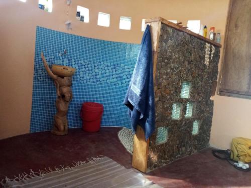 BubaqueSaldomar B&Biosphere的带淋浴的浴室(带蓝色瓷砖墙)