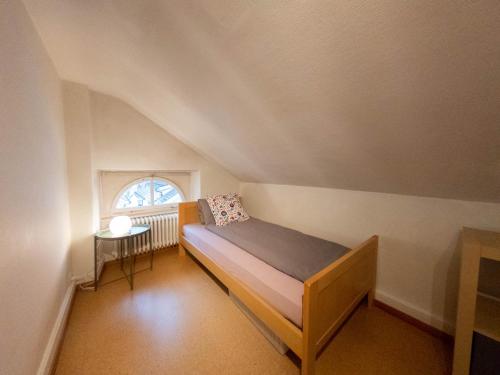 迈林根Ferienwohnung Meiringen "Engelhorn"的小房间设有床和窗户