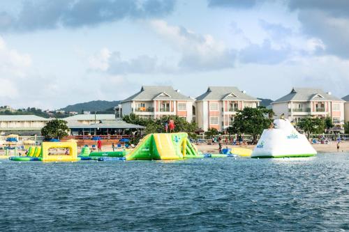 洛尼湾村The Harbour的海滩附近的水中一组充气滑梯