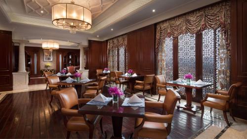 德清Crowne Plaza Deqing Moganshan, an IHG Hotel的一间带桌椅和吊灯的餐厅