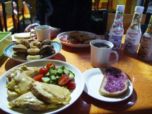 NalayhNomad Horse Camp的餐桌,盘子上放着食物和咖啡