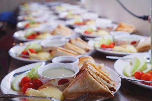 Pingtung County树屋民宿的一张餐桌,上面放满了三明治和水果