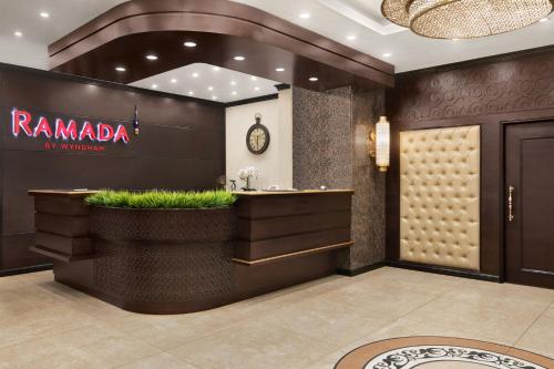 比什凯克Ramada by Wyndham Bishkek Centre的酒店大堂,设有前台