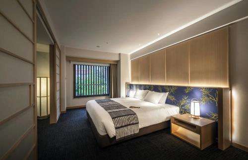 京都京都诺库酒店的酒店客房设有床和窗户。