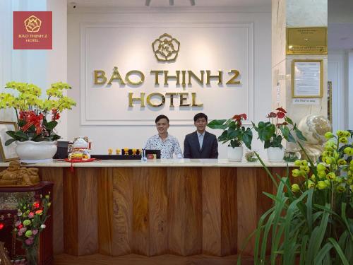 大叻Bảo Thịnh 2 Hotel的两个人站在一家酒店的酒吧