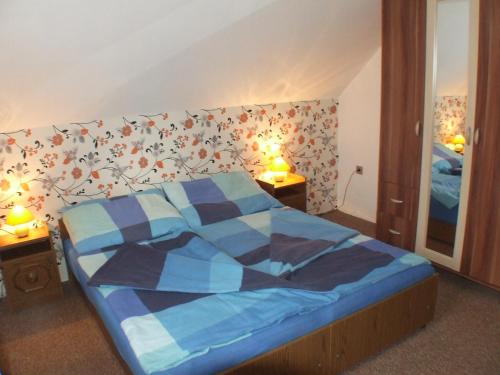 鲍洛通凯赖斯图尔Katalin nyaraló的一间卧室配有一张带蓝色棉被的床