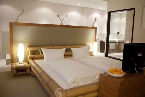 锡格堡奥克图普斯友好城市酒店的一间卧室配有一张大床和大镜子