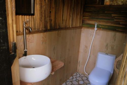 QuezonPandora Glamping的一间带水槽和卫生间的浴室