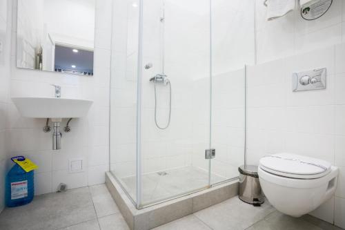 基辅克列夏季克合作宾馆的带淋浴、卫生间和盥洗盆的浴室