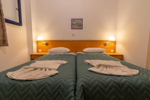 古维亚格奥维宜诺湾酒店的一间卧室配有两张带枕头的床。