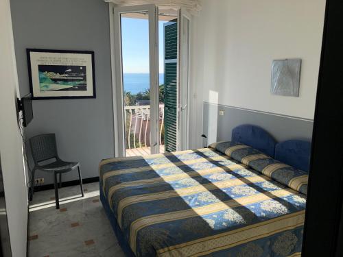 热那亚Savoia Apartments的一间卧室配有一张床,享有海景
