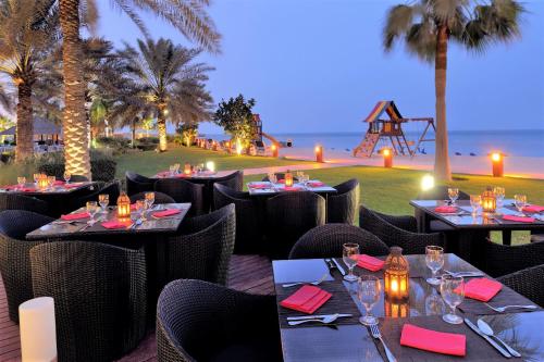 科威特比达亚瑞享度假村的一间设有桌椅的海景餐厅