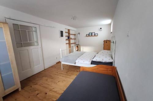 班斯卡-比斯特里察Ubytovanie v Banskej Bystrici - dom s terasou的卧室配有两张床,位于带门的房间