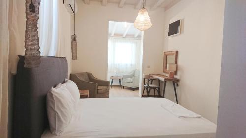 雷夫卡达镇Lefkada Princess Junior Suite的一间带白色床的卧室和一间客厅