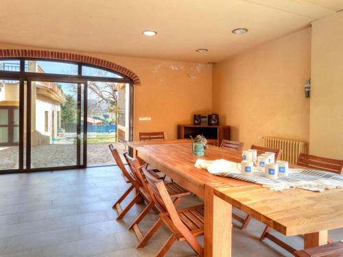 卡隆赫Holiday Home La Tilia by Interhome的一间带木桌和椅子的用餐室