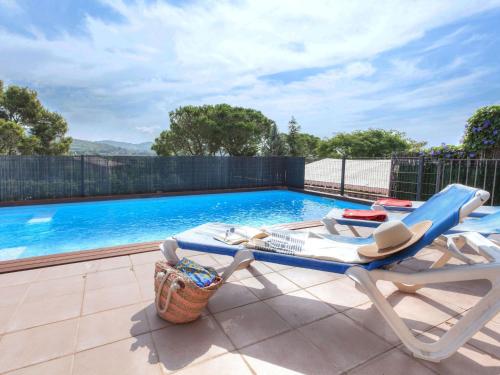 卡隆赫Holiday Home La Tilia by Interhome的游泳池旁带躺椅的游泳池