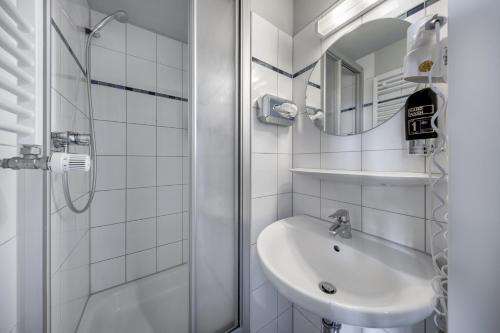 德累斯顿a＆o火车总站酒店的一间浴室