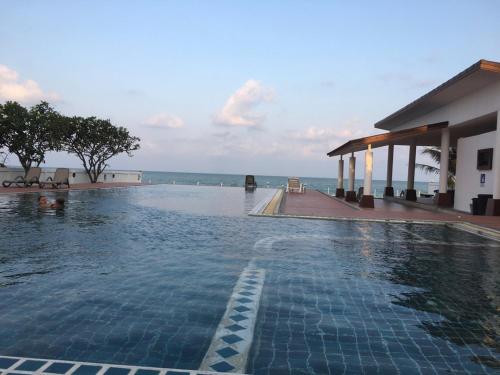 卡农Khanom Beach Residence Rental Condo的一座背景海洋的游泳池