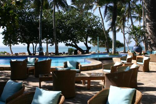迪亚尼海滩Ocean Village Club (Adults Only)的一个带椅子和游泳池的度假庭院