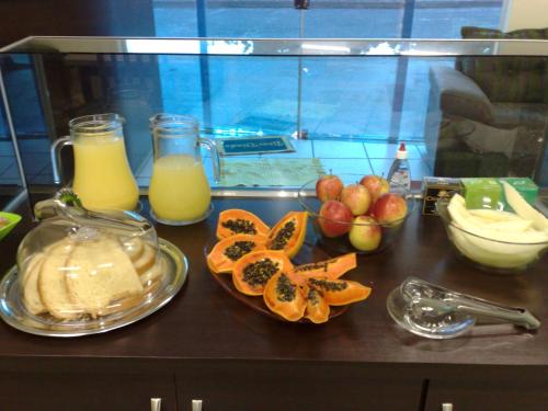 Bom JesusAraguaia Hotel的柜台,有橘子,其他水果和橙汁