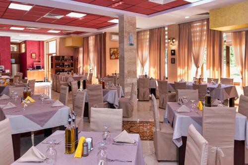 雅格达Balneo and SPA Complex MINERAL YAGODA的用餐室配有白色的桌子和白色的椅子