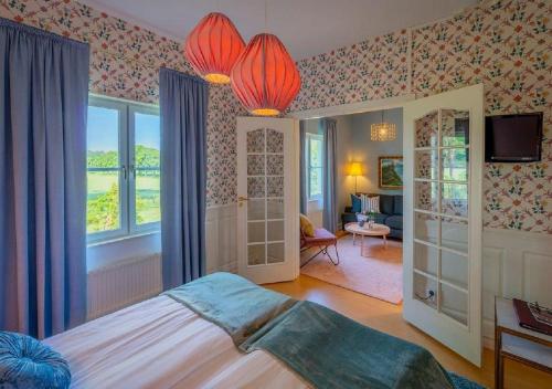 恩雪平Haga Slott的一间卧室设有一张床和一间客厅。