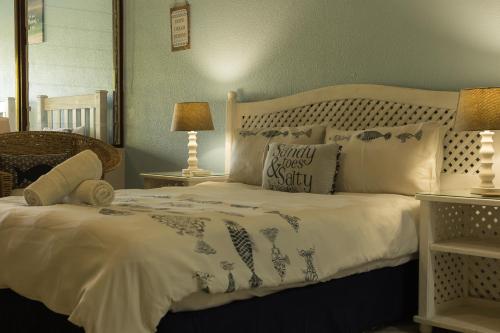 圣卢西亚Beach House 22 - Manzini Chalets的卧室配有一张带白色棉被的大床