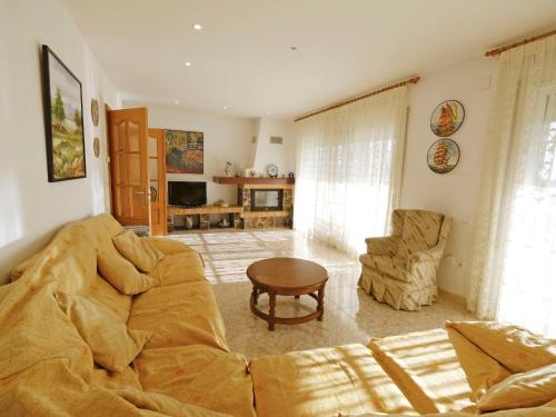 圣卡洛斯拉腊皮塔Holiday Home Sofía by Interhome的客厅配有沙发和桌子