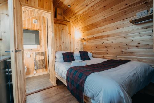 AchmelvichNorth Coast 500 Pods的小木屋内一间卧室,配有一张床