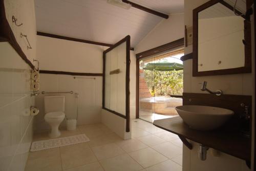 卡瓦坎特波萨达瓦尔达斯阿拉拉斯旅馆的一间带水槽、卫生间和镜子的浴室