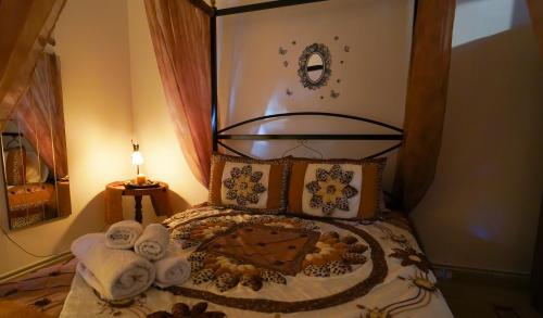 卡托劳塔翁Guesthouse Aelia的一间卧室配有带毛巾的床