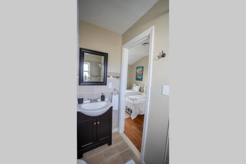 大西洋城NEW 4BR in AC Quiet Island Central Location的一间带水槽和镜子的浴室