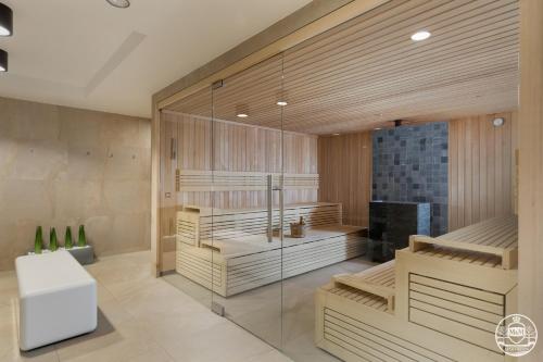科沃布热格Nadmorskie Tarasy - Apartments M&M的一间设有玻璃墙的桑拿浴室的房间