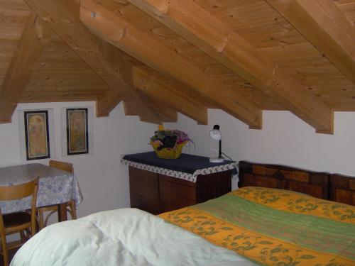 代尔B&B Apartment La Gioconda的一间卧室配有一张床和一张带台灯的桌子