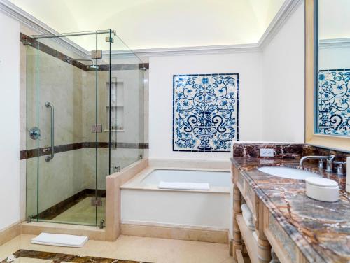 特基拉索拉德拉斯马斯酒店的一间带两个盥洗盆和淋浴的浴室