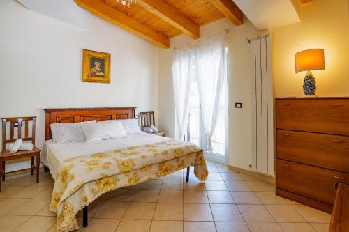 西尔维佩斯Intero appartamento Fronte mare Valter II的一间卧室设有一张床和一个大窗户