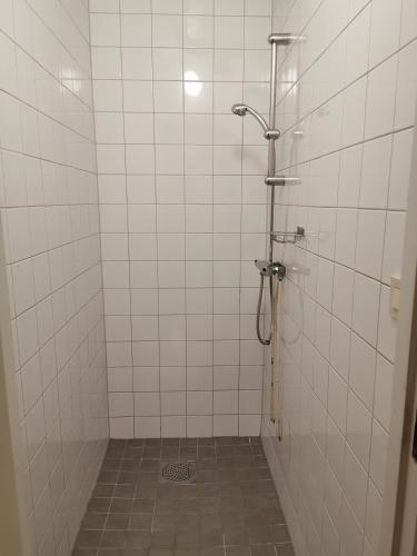 韦斯特罗斯IzKaMaGe Hotel 2的带淋浴的浴室(带白色瓷砖墙壁)