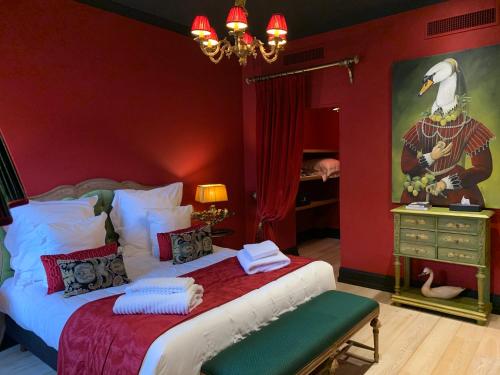 Tour-en-SologneLe Prieuré de Boulogne的一间卧室配有一张特大号床和一面镜子