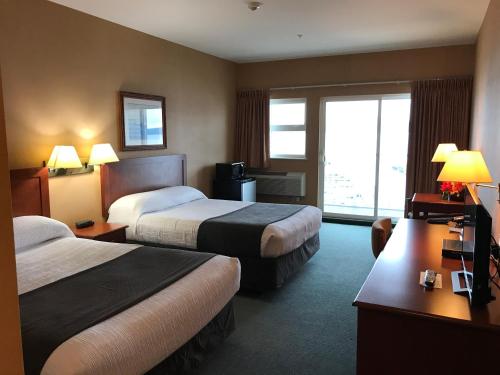 鲍威尔里弗海滩花园海滨度假酒店的酒店客房设有两张床和窗户。