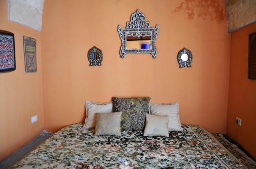 VitiglianoCasa del Tabacco的一间卧室配有橙色墙壁的床