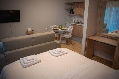 克桑西IRRESISTABLE STUDIO IN THE HEART OF XANTHI的客房设有床、沙发和桌子。