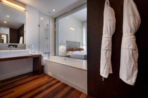 埃武拉马尔德尔阿克度托酒店的一间带浴缸和大镜子的浴室